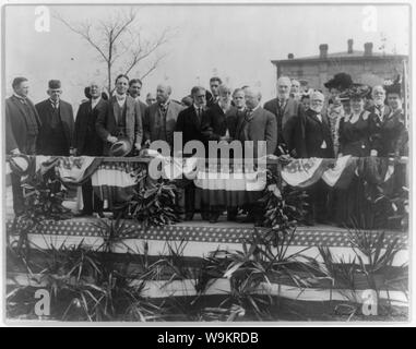 Andrew Carnegie e altri dignitari sulla piattaforma in occasione del venticinquesimo anniversario di Tuskegee Institute, Alabama Foto Stock