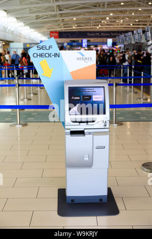 Passeggeri servizio di self check in macchina in glafcos Clerides Aeroporto Internazionale di Larnaca, Cipro, Ottobre 2018 Foto Stock