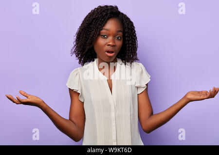 Confuso dubbia emotiva studente femmina non conosce la risposta alla domanda. close up ritratto, isolato sfondo blu. Foto Stock