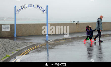 Weymouth, Dorset. Il 14 agosto 2019. Regno Unito Meteo. È anche bagnata di Weymouth, una città in cui i punteggi regolarmente il massimo annuale di ore di sole in U.K. Credito: stuart fretwell/Alamy Live News Foto Stock