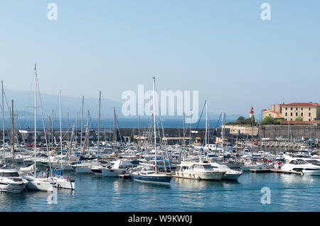 2018-08-04, Ajaccio, Corsica, Francia. Super yacht di lusso e barche ormeggiate nel porto di Ajaccio. Una popolare area turismo grazie alla docking dell uomo Foto Stock