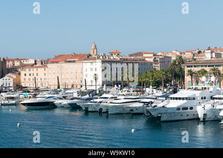 2018-08-04, Ajaccio, Corsica, Francia. Super yacht di lusso e barche ormeggiate nel porto di Ajaccio. Una popolare area turismo grazie alla docking dell uomo Foto Stock