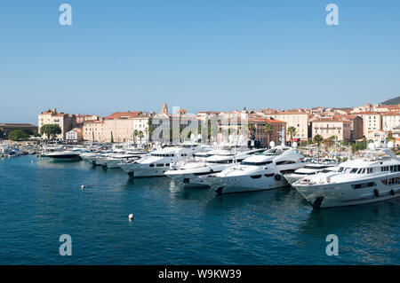 2018-08-04, Ajaccio, Corsica, Francia. Super yacht di lusso e barche ormeggiate nel porto di Ajaccio. Una popolare area turismo grazie alla docking dell uomo Foto Stock