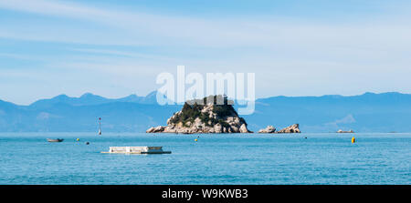 Sabbia arancione e blu acqua a Kaiteriteri Beach sull'Isola del Sud della Nuova Zelanda Foto Stock