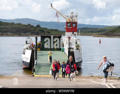 Passeggeri e auto scendono dalla MV Isle of Cumbrae a Portavadie ferry terminal, Portavadie, Argyll & Bute. Foto Stock