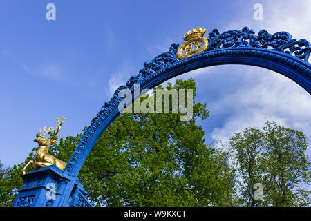 Bla Porten (svedese per) Blue Gate. Porta d'ingresso con elementi decorativi di scultura che conducono al parco di Lusthusporten. Djurgarden Island, Skansen, Svezia Foto Stock