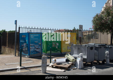 Ajaccio Corsica, 2019-08-Francia.. grande riciclo colorato raccoglitori di strada sulla base di mattoni. Foto Stock