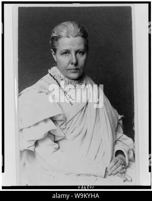 Annie Besant, mezza lunghezza ritratto, seduto, rivolta leggermente a destra Foto Stock