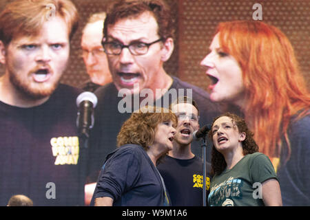 Chicago, IL, Stati Uniti d'America. 12 Ago, 2019. Nonostante le relazioni di grave tempesta, una folla enorme riunita nel Millennium Park di Chicago per vedere la libera Broadway in concerto a Chicago il 12 agosto 2019. I cantanti di piombo da 13 musicals entusiasmato il pubblico con le loro prestazioni. ABC-TV reporter Janet Davies e Teatro Zinzanni's Frank Ferrante erano il MCs per questo evento. La mostra ha presentato in anteprima alcuni degli spettacoli prossimi a Chicago compresi congelati, Gesù Cristo Superstar, ragazze medie e la Donna Summer Musical. Nella foto: i membri del cast di venire da lontano il credito: Karen I. Hirsch/ZUMA filo/Alamy Live News Foto Stock