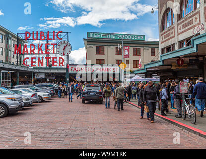 Una vista al di fuori il famoso Pike Place Market di Seattle, Washington, Stati Uniti d'America Foto Stock