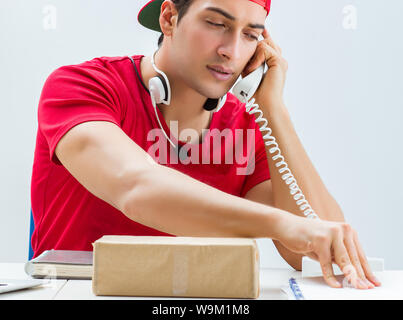 Il call center lavoratore a parcel distribution center in post office Foto Stock