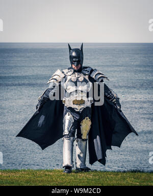 Uomo vestito in casalingo batman costume sul Whitby clifftop durante il weekend steampunk, Whitby, Regno Unito. Foto Stock