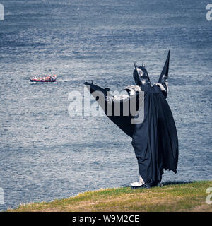 Uomo vestito in casalingo batman costume sul Whitby clifftop durante il weekend steampunk, Whitby, Regno Unito. Foto Stock