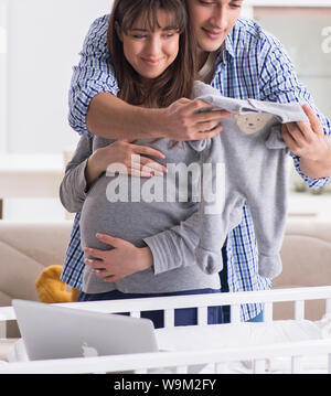 I giovani genitori aspettano il loro primo bambino Foto Stock