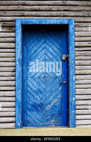 Vecchio blu dipinta porta in legno di un fienile Foto Stock