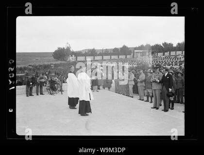 Anzac celebrazione, Ap. 25, 1941 al cimitero di guerra. Servizio in sessione, guidati da Padre U. Meyer. Cimitero in background Foto Stock