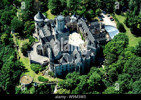 Pattensen, Germania. Il 25 giugno, 2019. Il castello Marienburg sorge sul lato sud di Marienberg (vista aerea dal velivolo ultraleggero). Credito: Hauke-Christian Dittrich/dpa/Alamy Live News Foto Stock