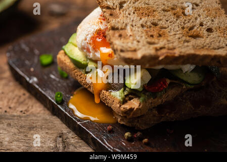 Freschi sandwich toast con uova fritte e avocado Foto Stock