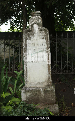 Tomba del conte Aleksej Tolstoj (1881 - 1885) che era il figlio di scrittore russo Leo Tolstoj e morì come un ragazzo di età di quattro anni presso il cimitero del villaggio di Kochaki vicino al Leo Tolstoj memorial station wagon in Yasnaya Polyana nella Regione di Tula, Russia. Foto Stock