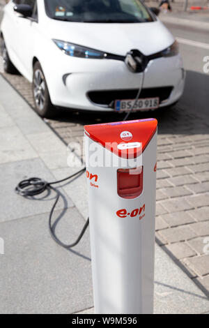 Auto elettrica di carica della batteria - una Renault ZOE auto ricaricare la batteria a un E.sul punto di caricamento Copenhagen DANIMARCA Scandinavia Europa Foto Stock