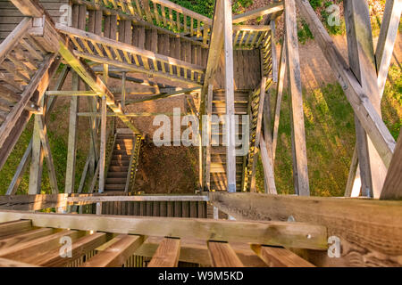 Vista dall'alto nel verso l'interno di un di legno della torre di vedetta. Foto Stock