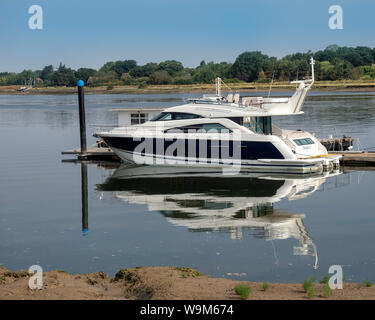 ROCHFORD, ESSEX, Regno Unito - 25 LUGLIO 2018: Imbarcazione ormeggiata sul fiume Crouch presso l'Essex Marina Yacht Club Foto Stock