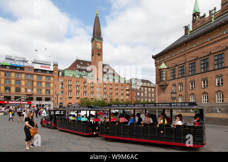 Danimarca turismo - turisti andando su un treno turistico ride visitare Copenhagen; Radhus Square, Copenhagen DANIMARCA e Scandinavia Europa Foto Stock