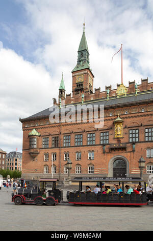 Danimarca turismo - turisti andando su un treno turistico ride visitare Copenhagen; Radhus Square, Copenhagen DANIMARCA e Scandinavia Europa Foto Stock