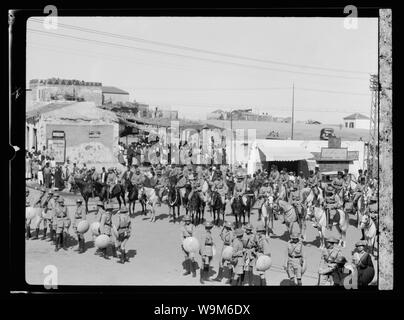 Dimostrazioni araba su 13 ottobre e 27, 1933. In Gerusalemme e Jaffa. Piede e la polizia montata il pattugliamento Jaffa quadrato con elmetti di acciaio e protezioni Foto Stock