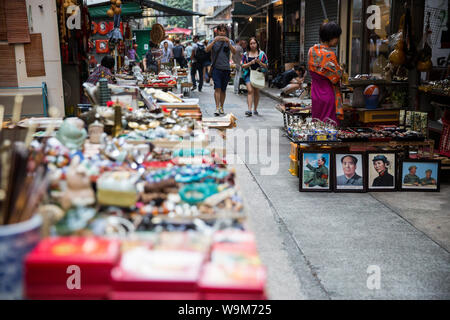 Negozi di antiquariato in Upper Lascar Row. Hong Kong Foto Stock