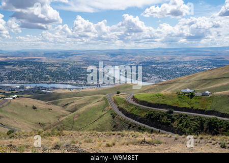 Paesaggio urbano in vista di Lewiston Idaho, come si vede da Lewiston Hill si affacciano su di un giorno di estate Foto Stock