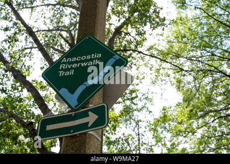 Washington, DC - Agosto 7, 2019: segno per il Anacostia Riverwalk sentiero situato lungo il litorale del sud-ovest del Distretto di Columbia USA Foto Stock