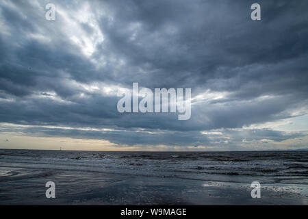 Nuvole temporalesche sulla spiaggia Maryport Foto Stock