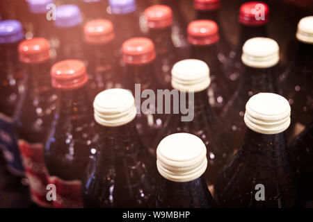 Righe di acqua, birra, succo di frutta e bottiglie di alcol in fila al supermercato Foto Stock