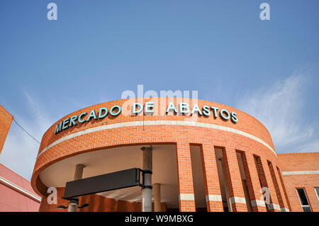 Il Mercado de Abastos de Rojales, villaggio nella provincia di Alicante e la comunità autonoma di Valencia, Spagna. Basato intorno al fiume Segura Foto Stock