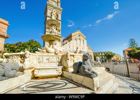 La Cattedrale di Messina sull'isola Mediterranea di Sicilia, Italia. Reclining figure di marmo e una sfinge evidenziare la Fontana di Orione Foto Stock