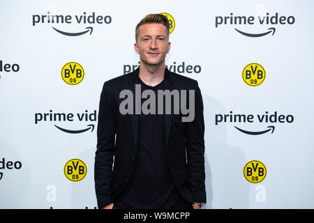 Dortmund, Germania. 14 Ago, 2019. Calcio: Bundesliga, Dortmund il Marco Reus è sul tappeto nero al funzionario premiere del documentario multi-parte 'All'interno del Borussia Dortmund". In Signal Iduna Park il secondo episodio della serie in quattro parti è stato presentato a 3000 ospiti e può essere visto da venerdì su Amazon. Credito: Guido Kirchner/dpa/Alamy Live News Foto Stock