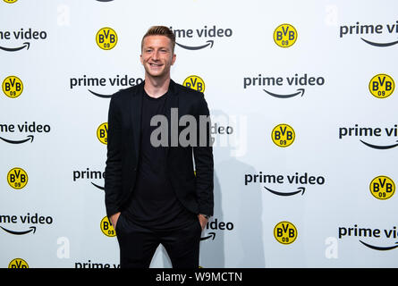 Dortmund, Germania. 14 Ago, 2019. Calcio: Bundesliga, Dortmund il Marco Reus è sul tappeto nero al funzionario premiere del documentario multi-parte 'All'interno del Borussia Dortmund". In Signal Iduna Park il secondo episodio della serie in quattro parti è stato presentato a 3000 ospiti e può essere visto da venerdì su Amazon. Credito: Guido Kirchner/dpa/Alamy Live News Foto Stock