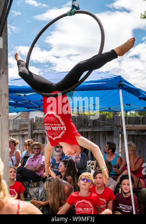 Ragazza giovane di eseguire su anelli di circo hoops Lyras; Salida Circus Summer Camp finale; Salida; Colorado; USA Foto Stock