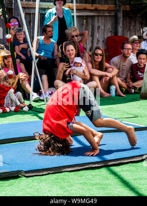 Bambino di eseguire la ginnastica; Salida Circus Summer Camp finale; Salida; Colorado; USA Foto Stock