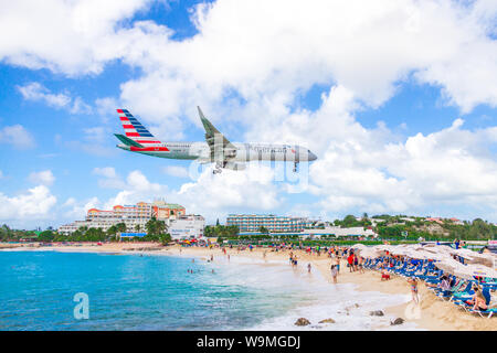 PHILIPSBURG, Sint Maarten - Dicembre 13, 2016: un aereo commerciale si avvicina Princess Juliana airport sopra onlooking spettatori su Maho beach. Foto Stock