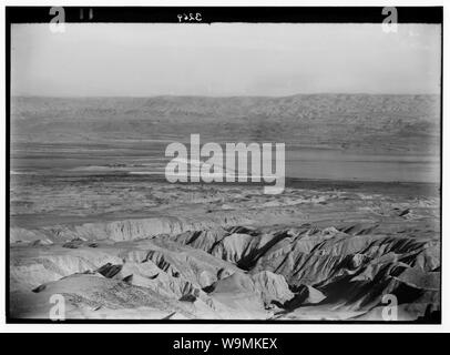 Intorno al Mar Morto. Il Mar Morto. Palestina opere di cloruro di potassio. Vista in lontananza evaporando padelle Foto Stock