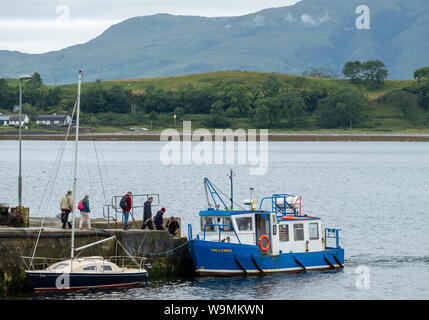 Il Lismore traghetto passeggeri si prepara a discostarsi dal Port Appin pier sulla strada per l'isola di Lismore, Argyll. Foto Stock