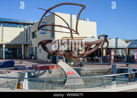 Scultura a Marina de las Dunas, Marina Dunes a Guardamar del Segura, Costa Blanca, Spagna. Spagnolo. Yachts. Barche Foto Stock