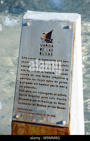 Targa, avviso, cartello a Marina de las Dunas, Marina Dunes a Guardamar del Segura, Costa Blanca, Spagna. Spagnolo Foto Stock