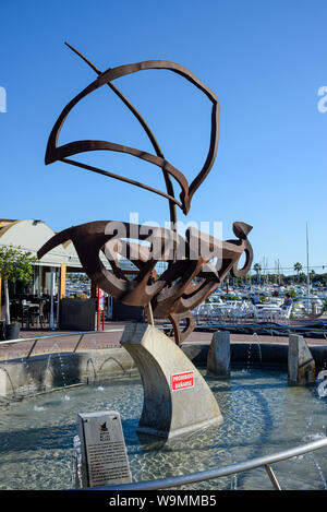 Scultura a Marina de las Dunas, Marina Dunes a Guardamar del Segura, Costa Blanca, Spagna. Spagnolo. Yachts. Barche Foto Stock