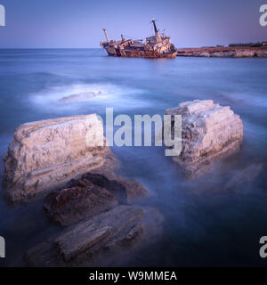 Abbandonate la nave arrugginito Edro III vicino a Pegeia, Paphos, Cipro a sunrise Foto Stock