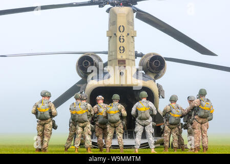 In attesa di soldati a bordo di un CH-47 Chinook a 2019 Leapfest, un international static line parachute evento di formazione e la concorrenza. Foto Stock