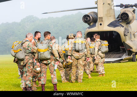 Soldati in attesa in linea a bordo di un CH-47 Chinook a 2019 Leapfest, un international static line parachute evento di formazione e la concorrenza. Foto Stock