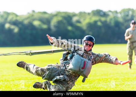 Soldato immersioni subacquee a far punti sul dropzone a 2019 Leapfest, un international static line parachute evento di formazione e la concorrenza. Foto Stock